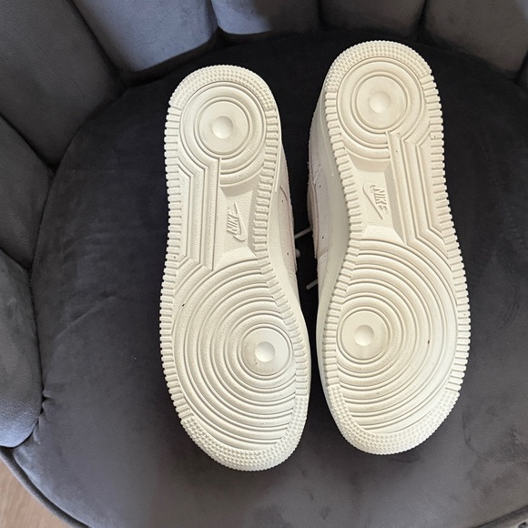 Nike Women's AF1 ‘07 Shoes Sail Glittery Suede - Picture 5 of 6